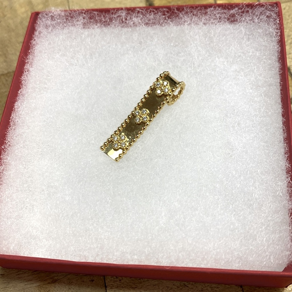 18kt solid gold with cubic zirconia flowers pendant